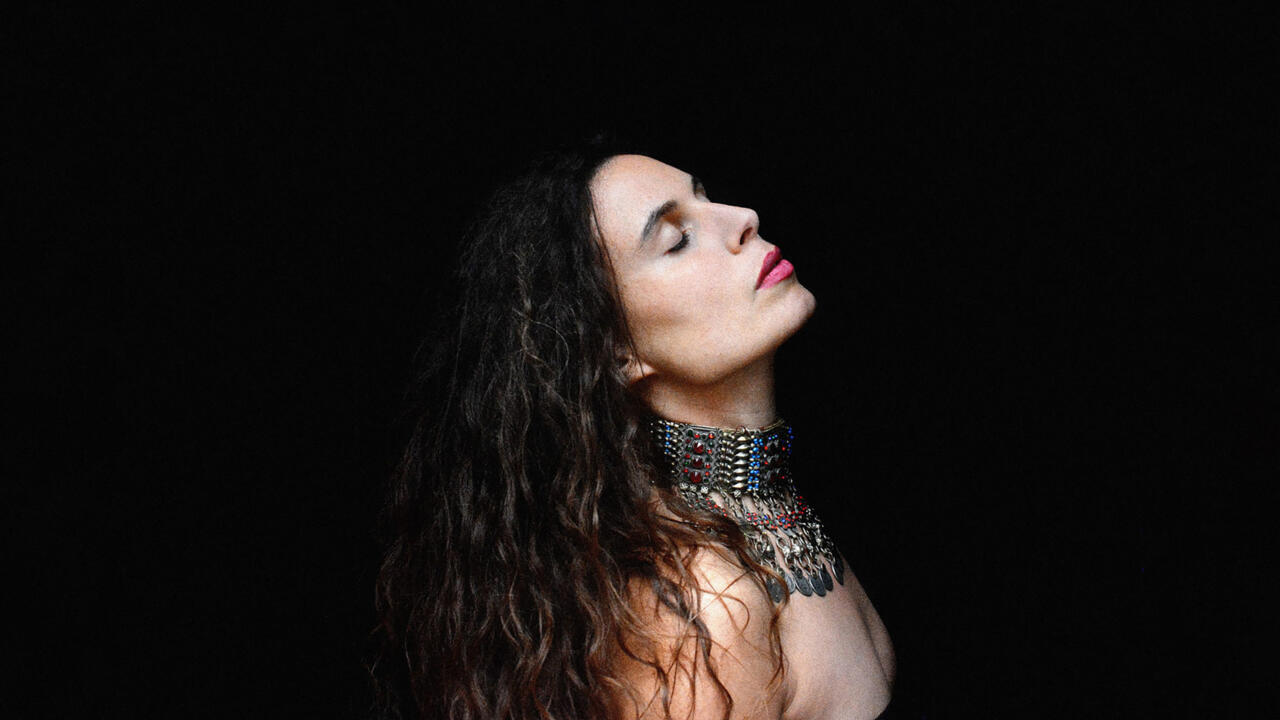 Dafné Kritharas: un troisième album entre prière, péché et héritage méditerranéen