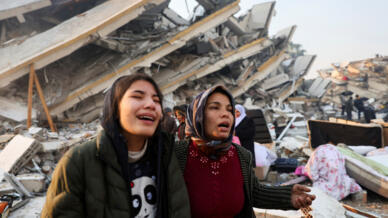 Des femmes en pleurs près des décombres à la suite d'un tremblement de terre à Hatay, en Turquie, le 7 février 2023.