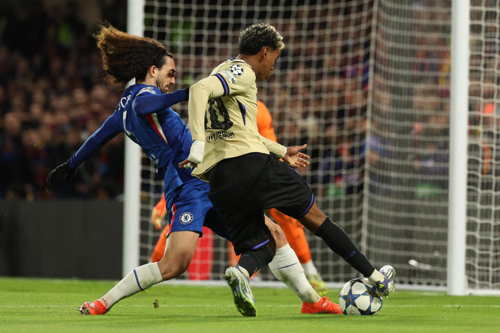 Le Barcelonais Lamine Yamal qui bute sur le défenseur de Chelsea Marc Cucurella lors du match face à Chelsea à Stamford Bridge à Londres le 25 Novembre 2025.