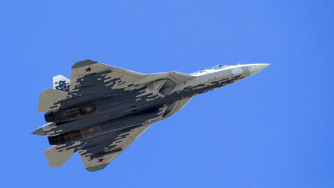 تصویری از یک جنگنده روسی «سوخو-57» در جریان رژه نظامی بر فراز میدان سرخ در مسکو