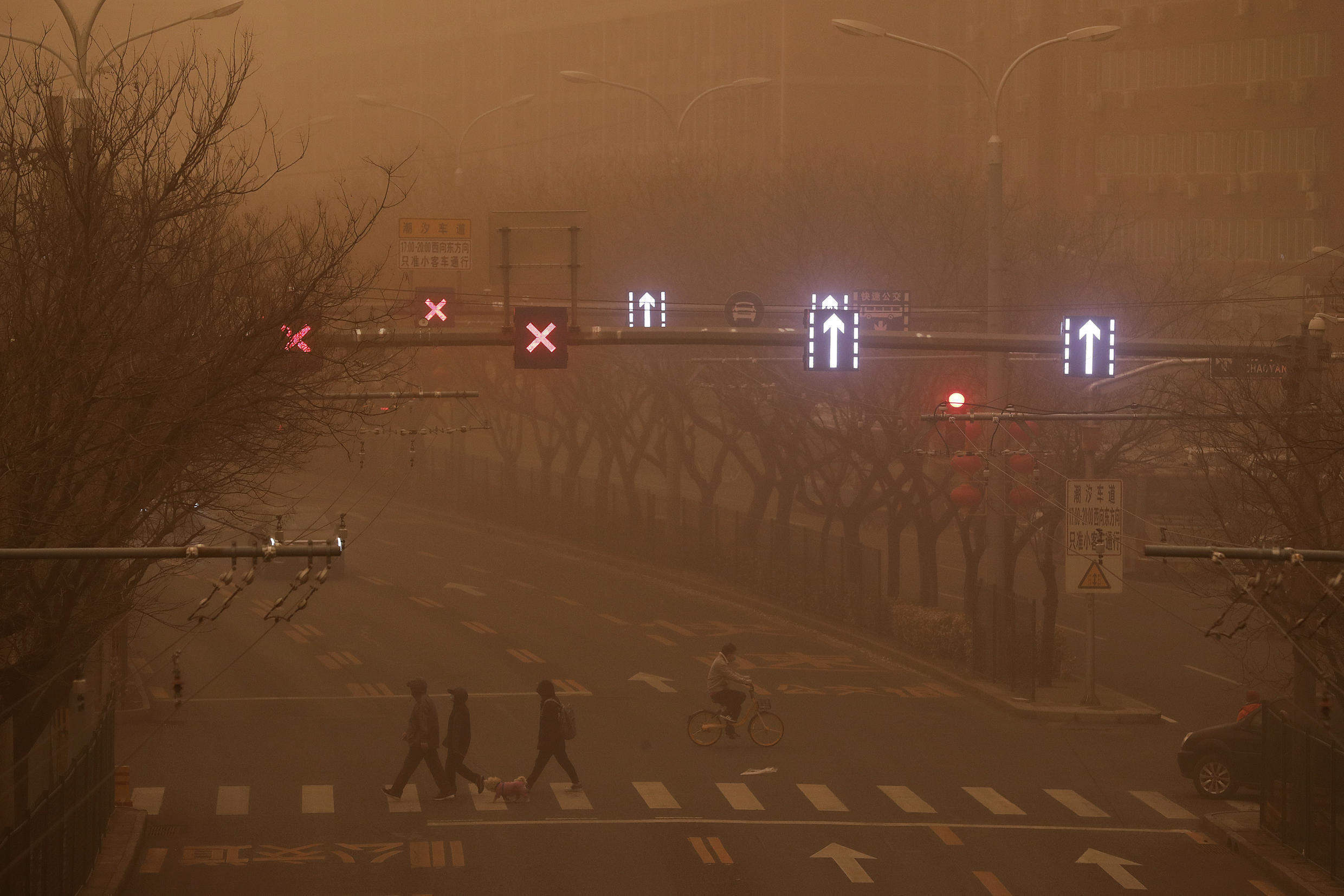 La mayor tormenta de arena en 10 años cubre el cielo de Pekín