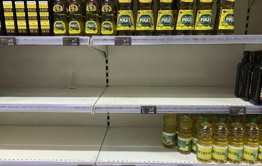 The spectre of a cooking oil shortage has caused a run on supermarkets, where shelves are empty, like in this store in Paris, 5 April 2022.