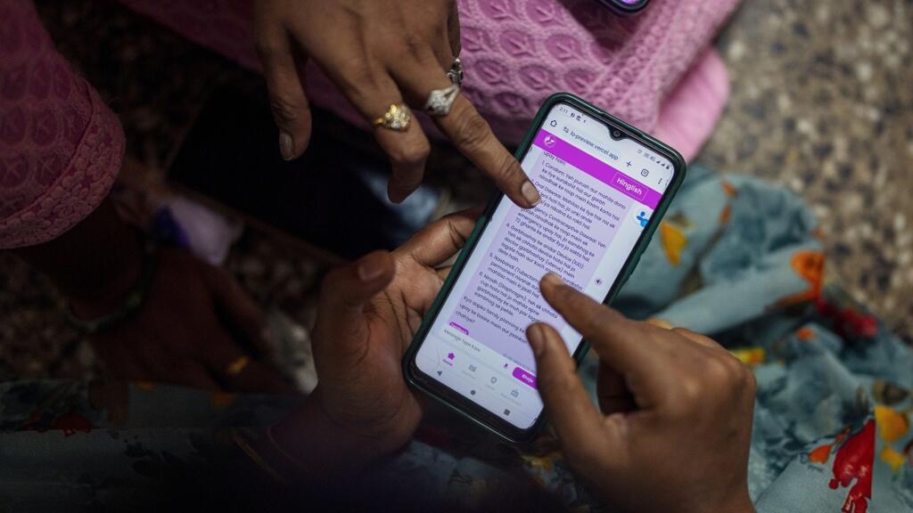 Des femmes indiennes apprennent à utiliser un chatbot, outil doté d'intelligence artificielle et développé par la Fondation Myna Mahila, à Bombay en février 2024. (illustration)