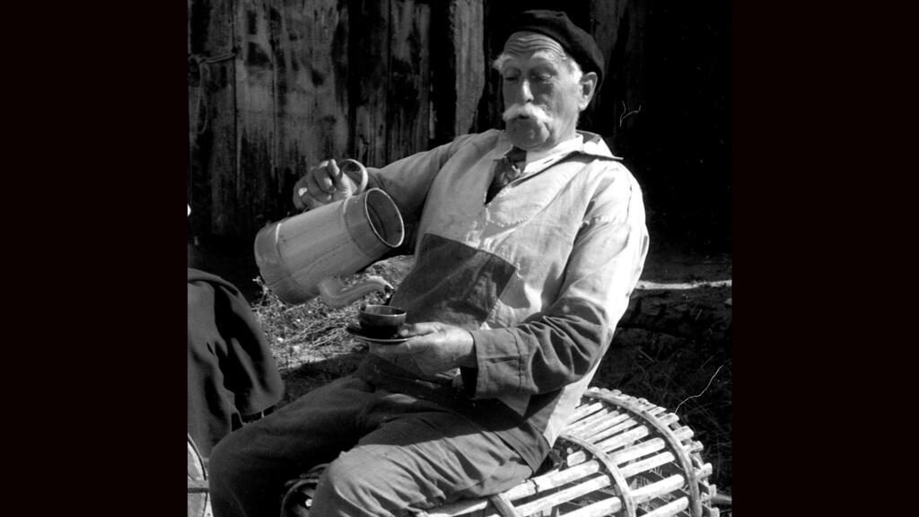 Édouard de Pomiane se servant un café.