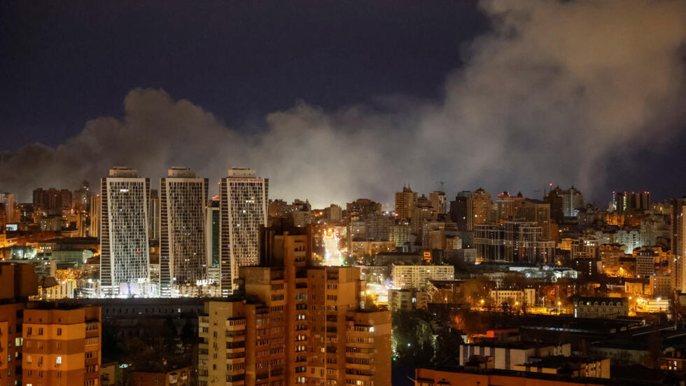 Khói bốc lên sau cuộc oanh kích của Nga nhắm vào Kiev, Ukraina, ngày 06/04/2025.