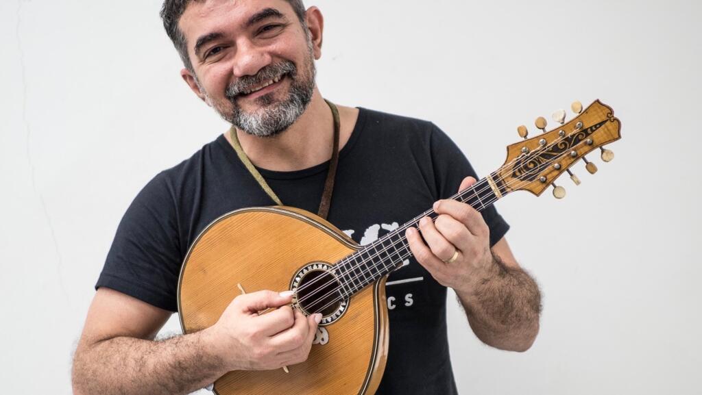 Rosivaldo Cordeiro, músico e multi-instrumentista brasileiro radicado na França, com o famoso instrumento de Jacob do Bandolim.