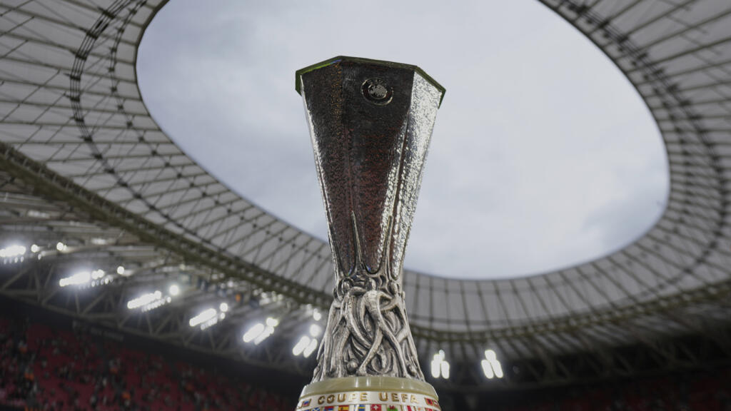Trofeul Europa League expus pe stadionul din Bilbao, Spania, 21 mai 2025