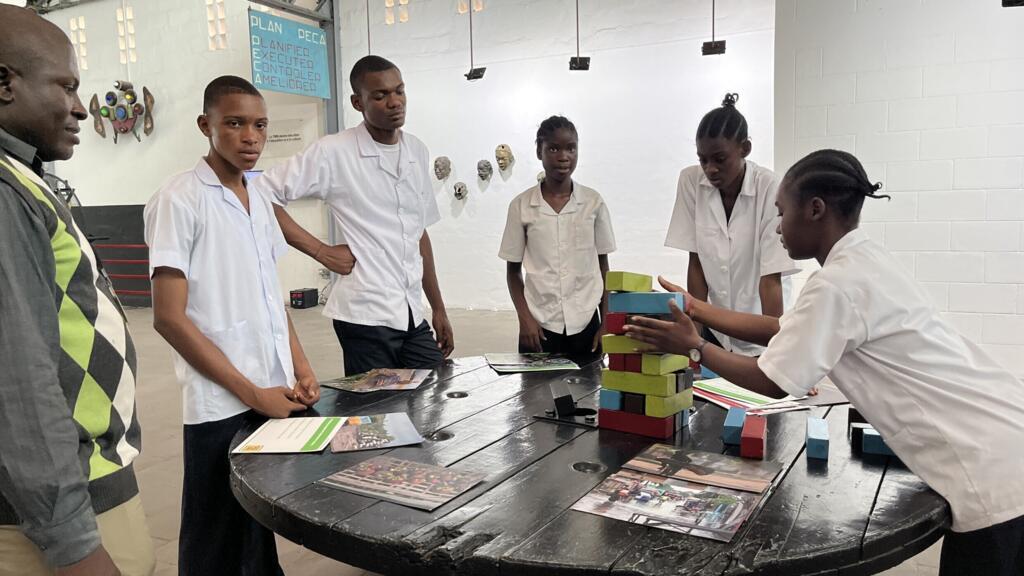 Des élèves jouent au Bakela mboka à l’espace Texaf Bilembo,à Kinshasa, le 27 septembre 2025.
