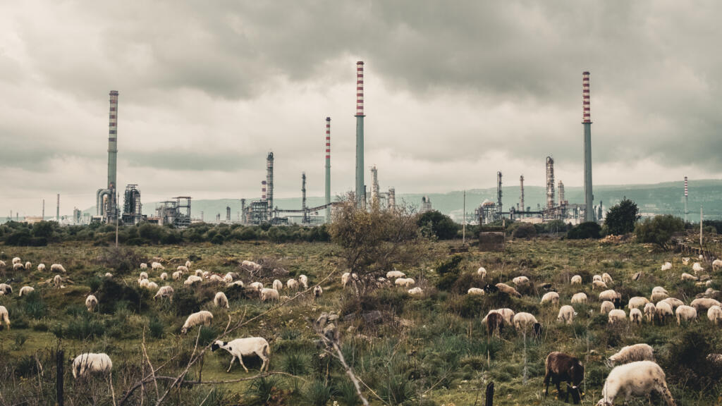 La Sicile abrite depuis 70 ans l’un des plus grands complexes pétrochimiques d'Europe. Une manne économique qui n’est pas sans conséquence sur l’environnement et la santé des  habitants de la région.