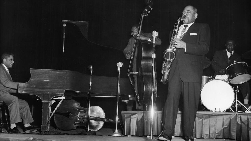 Le saxophoniste de jazz américain Coleman Hawkins, avec son groupe sur scène, dans les années 1950.