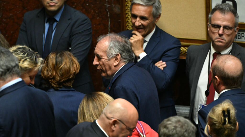 François Bayrou quitte l'Assemblée nationale après l'échec du vote de confiance, le 8 septembre 2025.