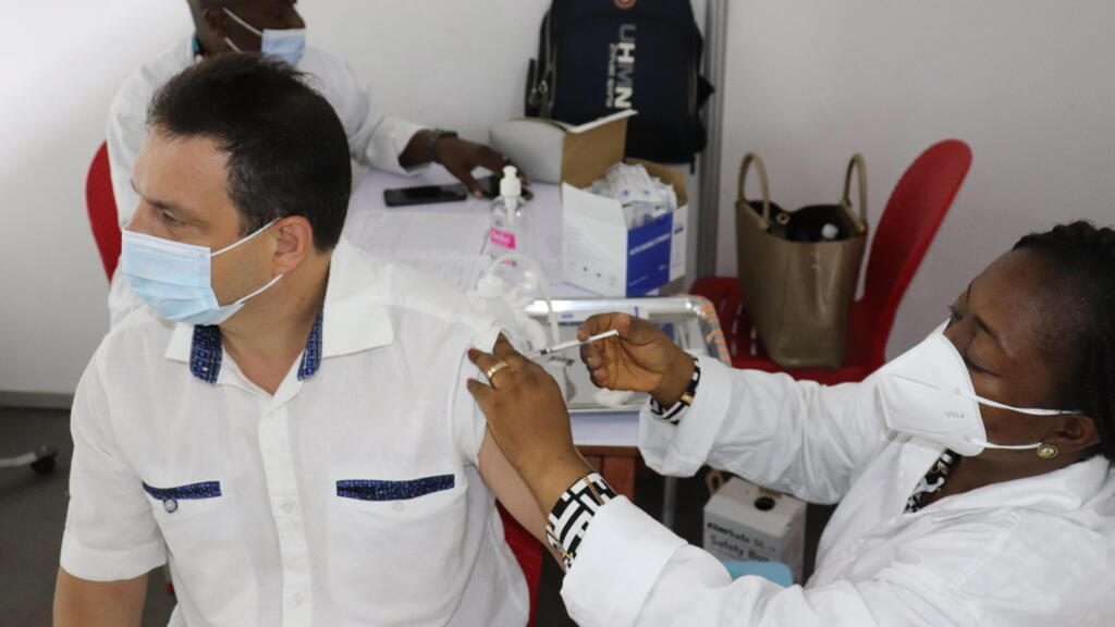 Philippe Poinsot, le coordonnateur du Système des Nations-Unies pour le développement en Côte d’Ivoire, se fait vacciner contre le Covid-19, le 22 mars 2021, à Abidjan.