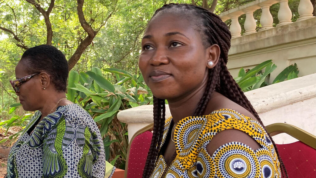 Soalinane Thérèse Tchintchan, historienne lors de la conférence sur les Nana Benz au Palais de Lomé, en 2024, aux côtés de Dalé Hélène Labitey, juriste et petite-fille de Nana Benz.