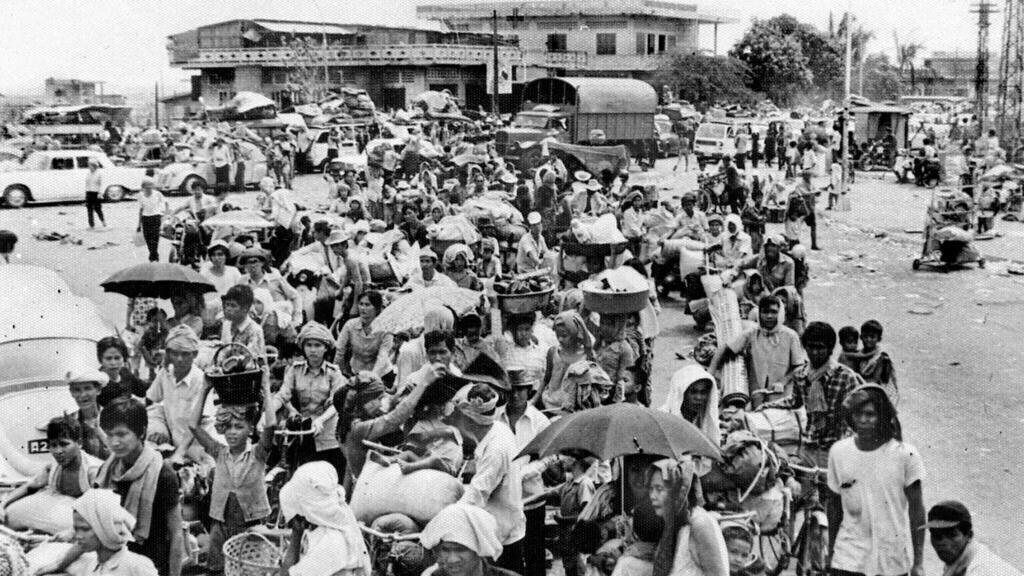 Des Cambodgiens quittent Phnom Penh après que les Khmer rouges se soient emparés de la capitale cambodgienne, le 17 avril 1975.