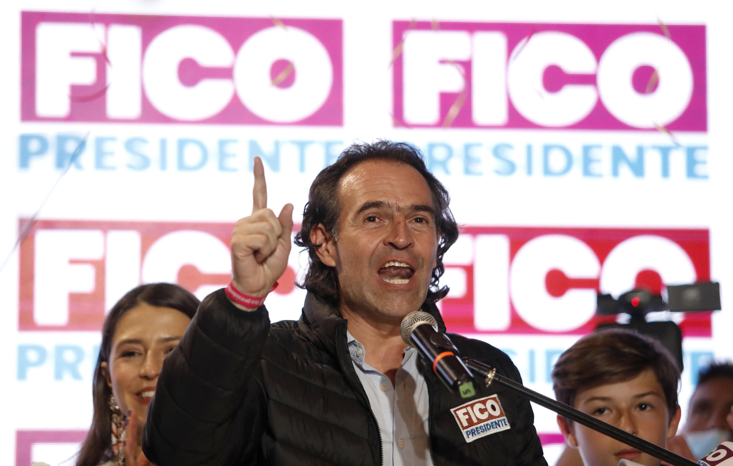 El candidato presidencial Federico Gutierrez (C), tras las elecciones legislativas y consultas internas en Colombia, realizadas el 13 de marzo de 2022