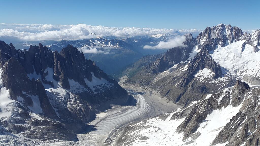 D'une superficie de 40 km2 et d'une longueur de 7 km, la Mer de glace est le plus grand glacier de France métropolitaine.