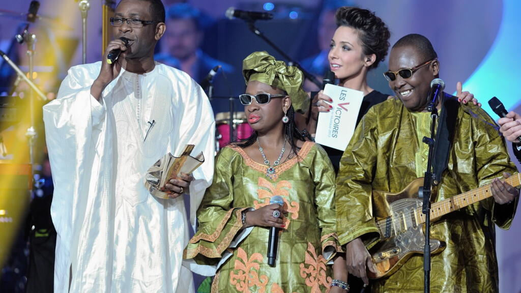 Le duo malien Amadou et Mariam obtient la première récompense de la soirée  (Victoire des Musiques du Monde) des mains du chanteur sénégalais Youssou’N Dour. 