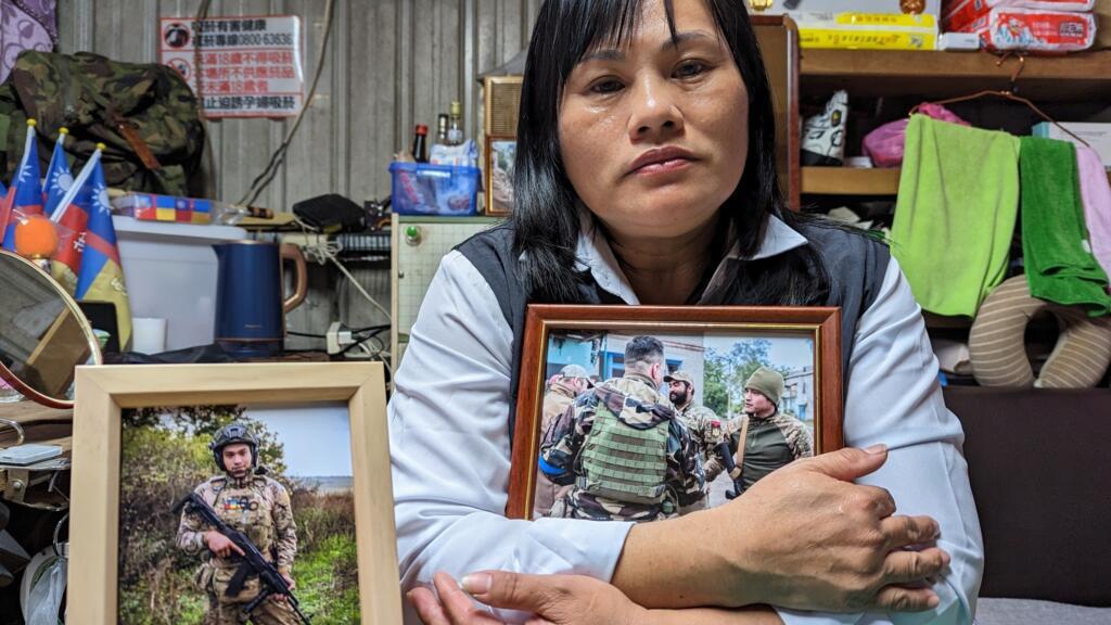 La mère de Jonathan Tseng, volontaire taïwanais décédé en Ukraine en novembre dernier, devant le portrait de son fils.