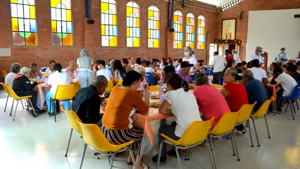 Repas à la cantine de la fondation Saciar, située dans une paroisse du quartier de Vallejuelos, à Medellin, décembre 2022.
