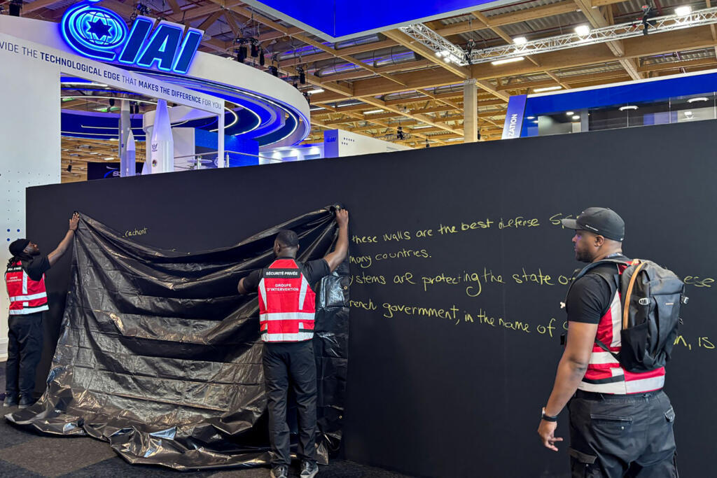 Estandes de empresas israelenses foram cobertos com lona preta no Salão Paris Air Show 2025, que destaca defesa e inovação em meio a tensões globais. Em Paris, em 16 de junho de 2025.