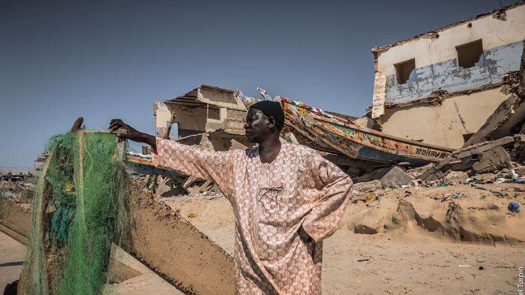 La ville historique de Saint-Louis du Sénégal et la Langue de Barbarie, cette longue bande de sable qui la protège des vagues de l’océan Atlantique, sont menacées de disparaître.