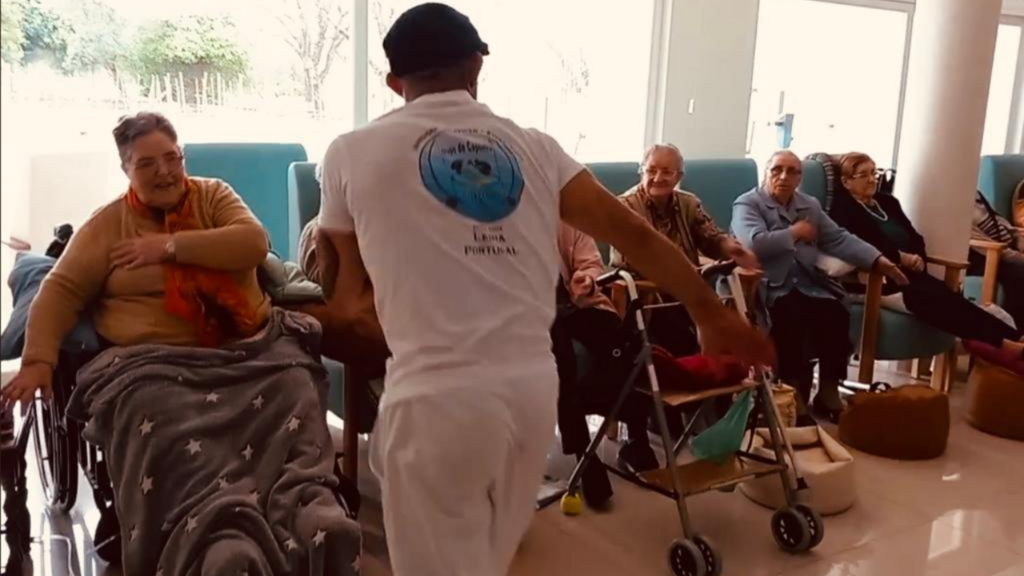 Emília Barbosa (primeira à esquerda), gingando durante aula de capoeira.