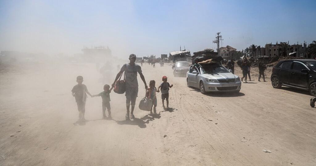 Des Palestiniens fuient leurs maisons dans la partie est de Khan Younis, à Gaza, le 22 juillet 2024. Menacés d’évacuation par l’armée israélienne, ils ont été contraints de fuir sous les tirs de l’armée, dans un climat de peur et de panique parmi les citoyens, femmes et enfants.