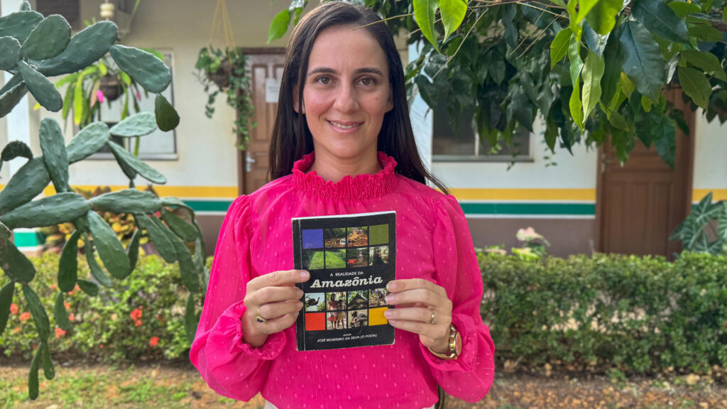 Secretária municipal de Meio Ambiente de Terra Santa, Samária Letícia Carvalho Silva, exibe livro de poemas sobre a Amazônia escrito por seu pai.