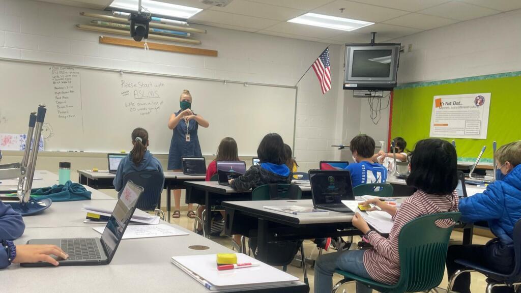 L’enseignante américaine Brittany Dzugas-Smith donne un cours de langue des signes au collège, en banlieue de Washington.