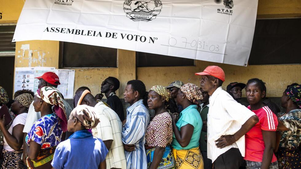 Wapiga kura nchini Msumbiji wakipiga kura.