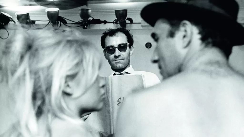 Jean-Luc Godard (centro), Brigitte Bardot y Michel Piccoli durante el rodaje de "El desprecio", en 1963.