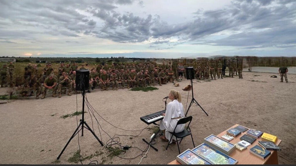 Yulia Franz jouant pour les soldats ukrainiens.