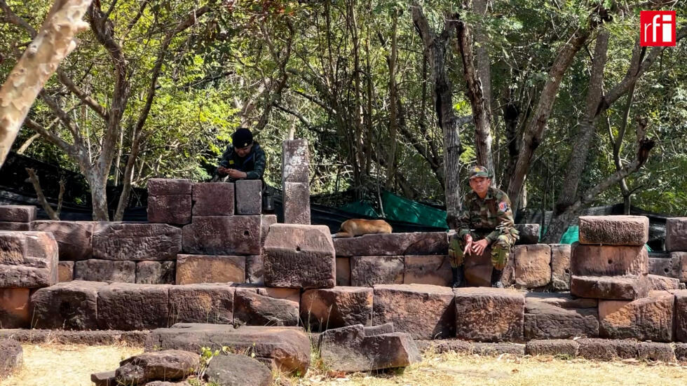 ទាហានខ្មែរ និងថៃ ឈរជើងនៅប្រាសាទតាមាន់។