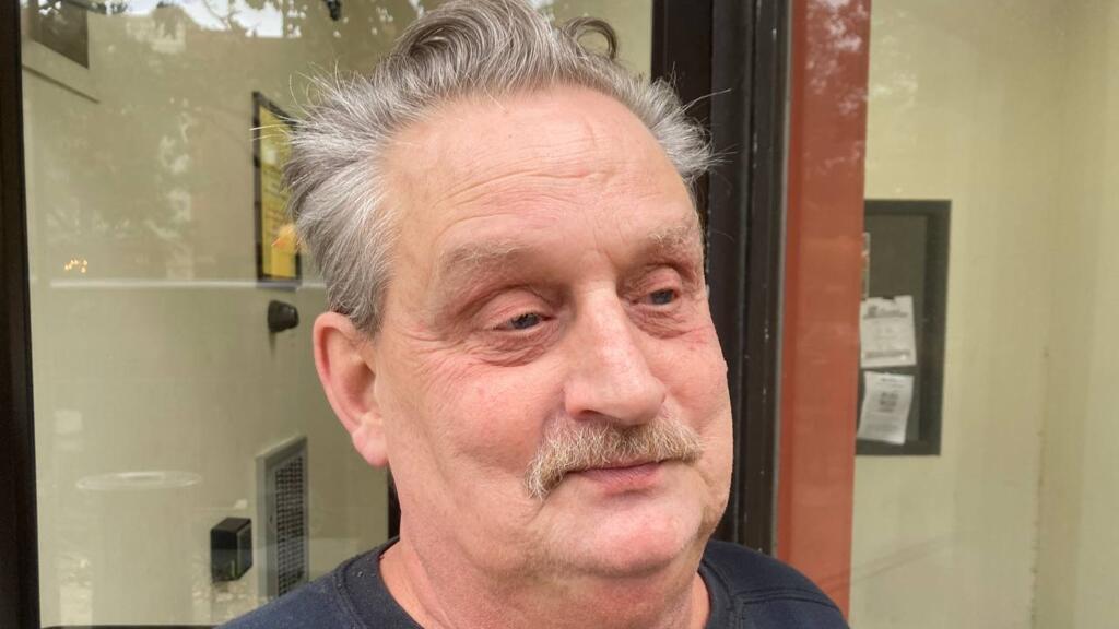 À Cleveland en Ohio, Dino Yacovella est un ancien bétonneur à la retraite. Face aux prix qui s’envolent, il survit grâce aux distributions alimentaires d’organisations caritatives.