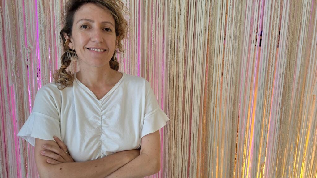 L'artiste franco-colombienne Sylvia Sanchez Montoya dans son atelier à Palma de Majorque en juillet 2024.