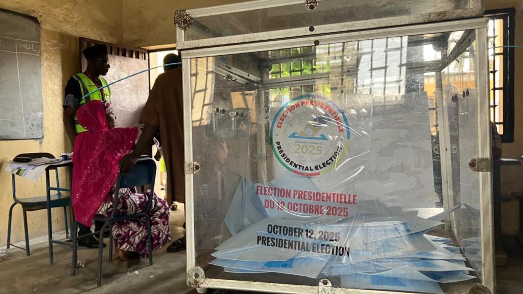 Présidentielle au Cameroun: un vote globalement dans le calme, à la mi-journée