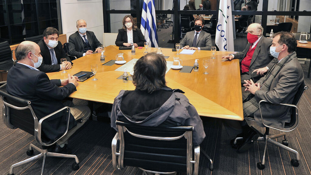 O presidente uruguaio, Luis Lacalle Pou (centro), reunido com representantes de partidos políticos em Montevidéu, em 7 de setembro de 2021, para informá-los de que recebeu uma proposta da China para um acordo de livre comércio entre os dois países.