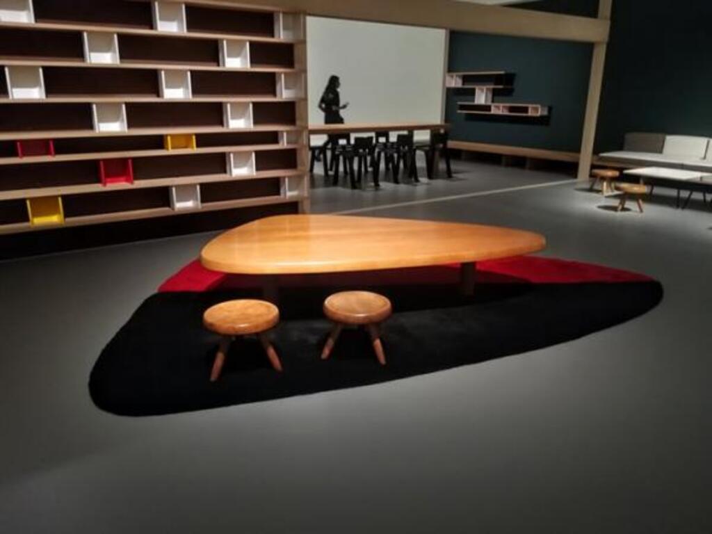 Table pensée par Charlotte Perriand, exposition "Le monde nouveau de Charlotte perriand" à la Fondation Louis Vuitton