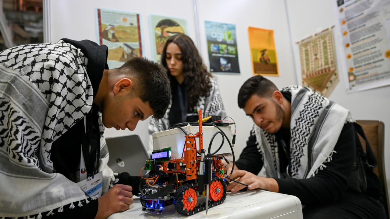 rfi.fr - Big dreams for Palestinian teens at Singapore robot fest