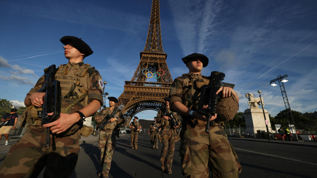 Policiais da operação antiterrorismo patrulham região em torno da Torre Eiffel, em 21 de julho de 2024.