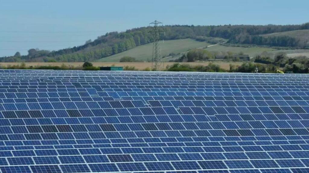 Un champ de panneaux solaires.