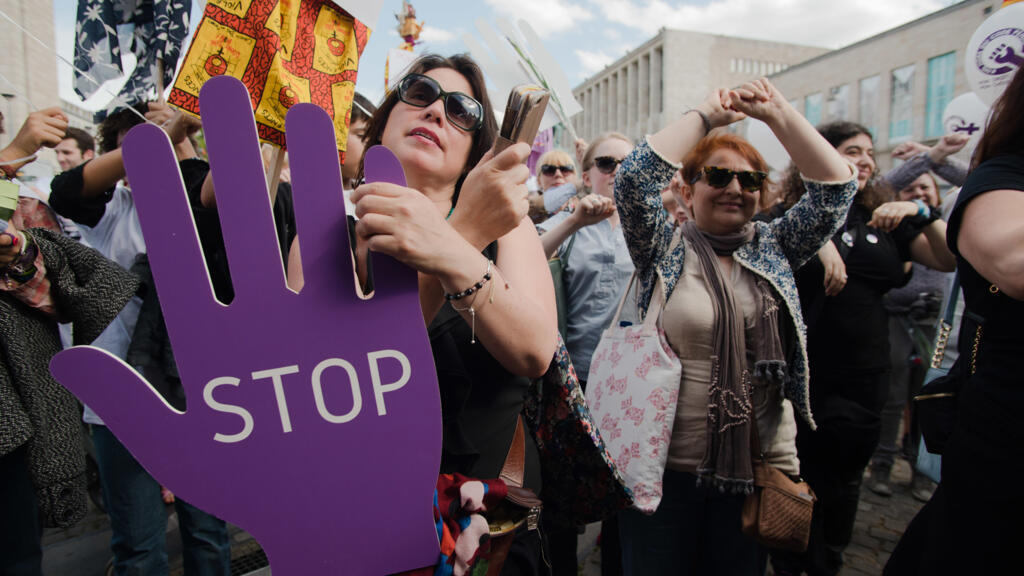 Lors d'une manifestation contre les violences faites aux femmes à Bruxelles, le 8 juin 2017, des femmes reproduisent le symbole international contre le viol.
