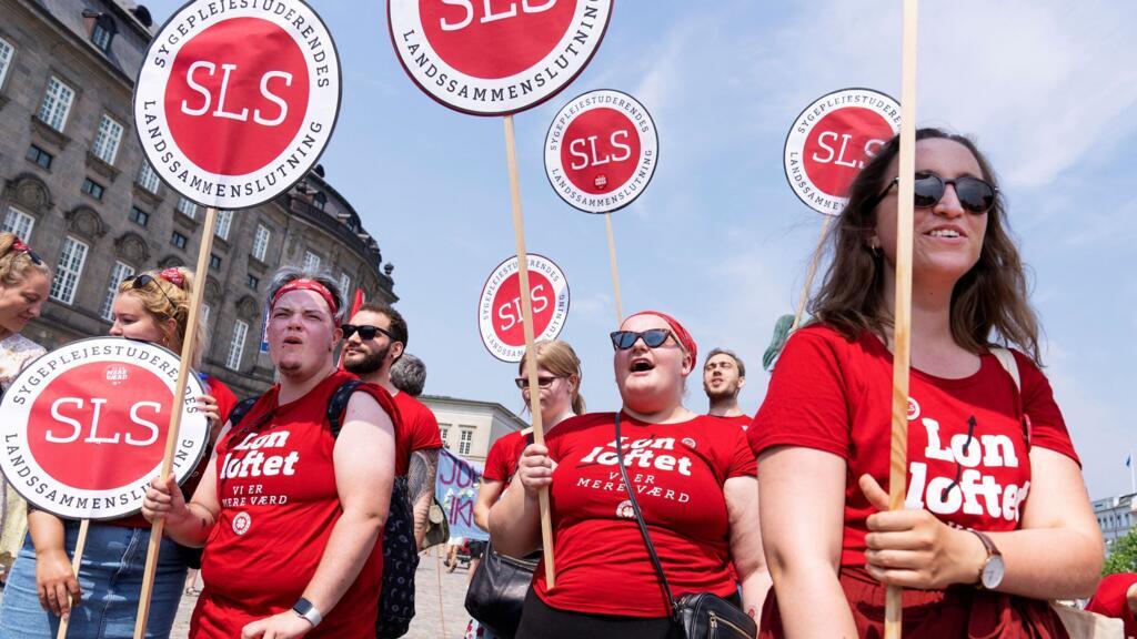 Enfermeiros em greve manifestaram por melhores salários em frente ao Palácio Christiansborg, em Copenhague, em 19 de junho de 2021. 