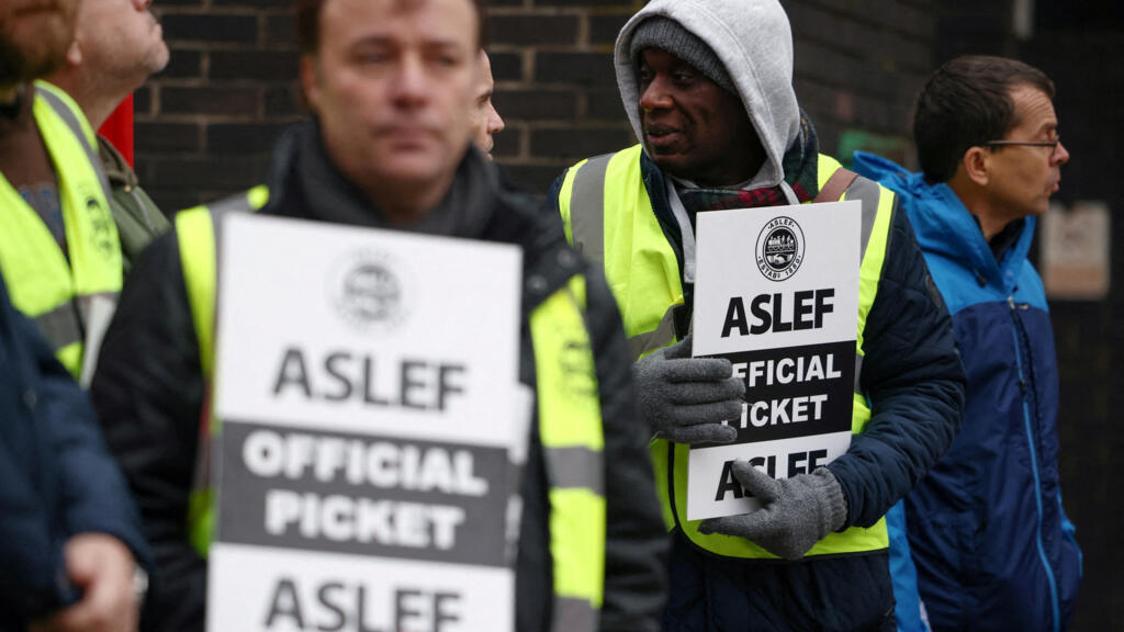Ferroviários membros do sindicato ASLEF fazem greve em frente a uma estação Euston, em Londres, Grã-Bretanha, em 5 de janeiro de 2023.