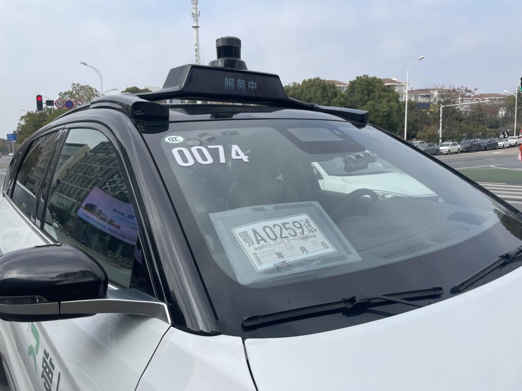 Les taxis intelligents sans pilotes détectent les autres véhiculent dans le flux de la circulation. Ils klaxonnent quand s’approche un piéton ou un cycliste.
