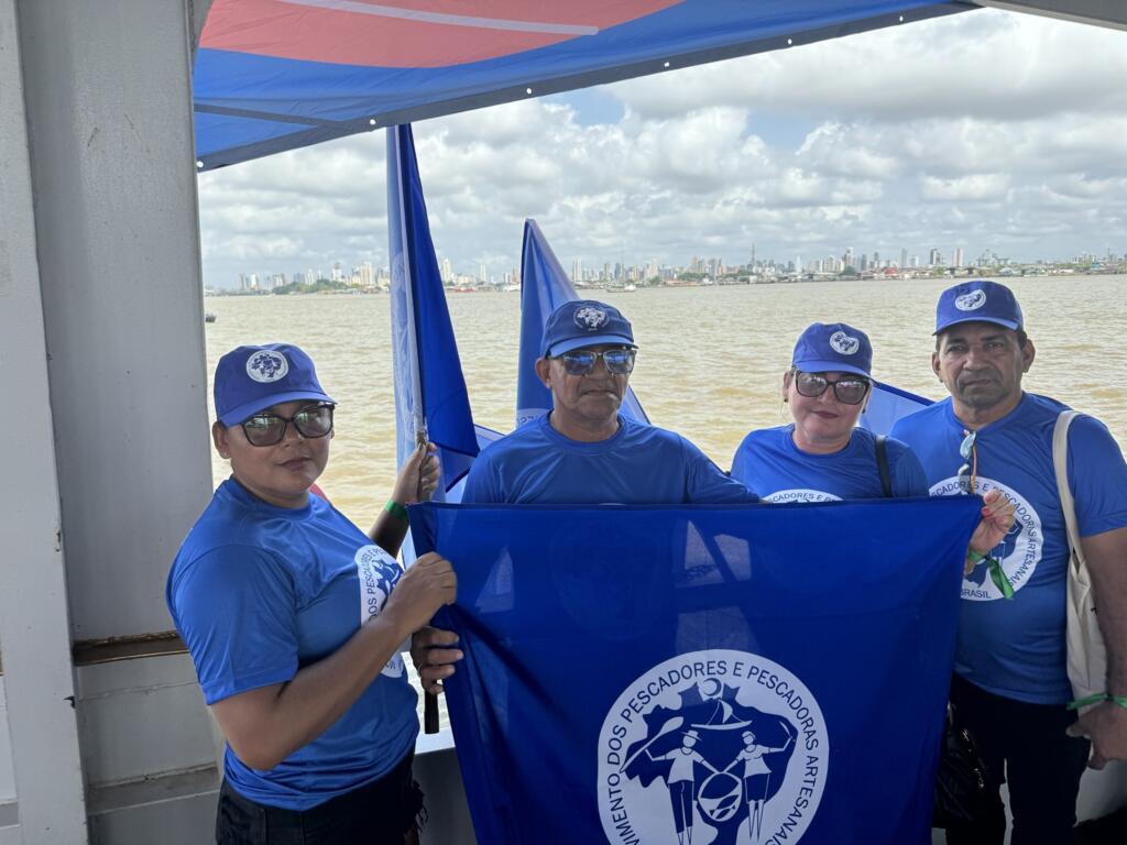 Benedito de Souza Ribeiro (centro) acusa as grandes empresas na Amazônia de atrapalharem a atividade de pescadores tradicionais. (12/11/2025)