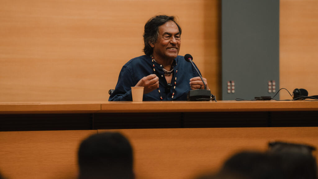Ailton Krenak apresenta sua visão sobre a crise climática no anfiteatro do Collège de France, em Paris. (29/04/2025)
