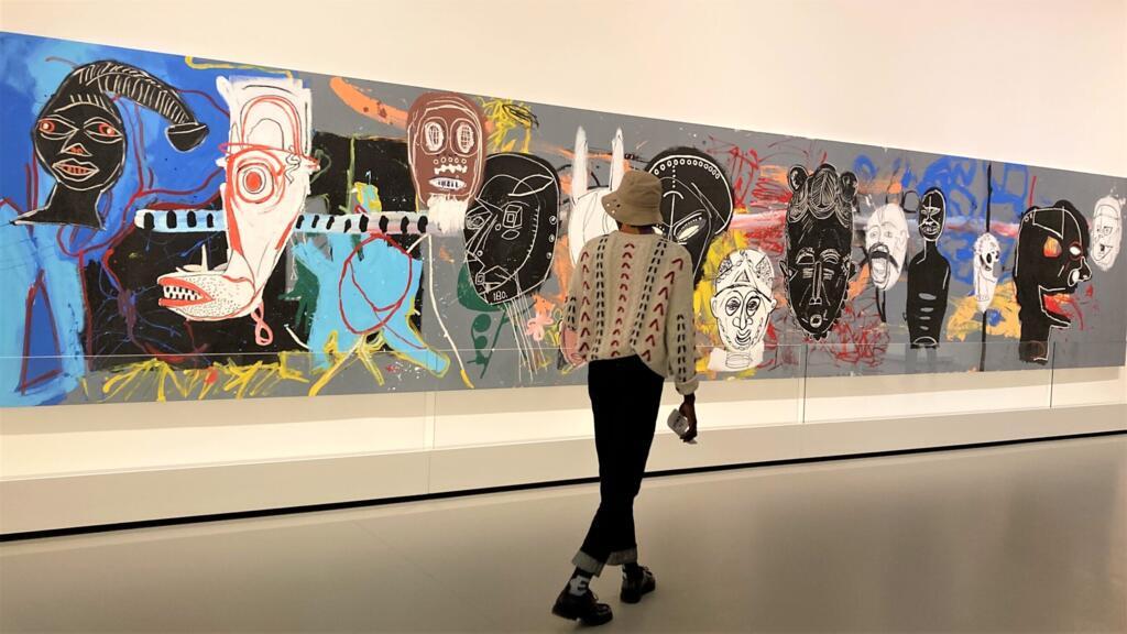 A monumental pintura "African Masks", realizada por Basquiat e Warhol, em exposição na Fundação Louis Vuitton, em Paris.