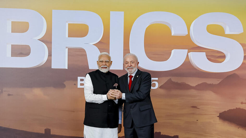 Depois de participar da cúpula do Brics no Rio de Janeiro, o primeiro-ministro da Índia, Narendra Modi (à esquerda), continua em visita ao Brasil, nesta terça-feira, para um encontro bilateral com o presidente Lula, em Brasília.