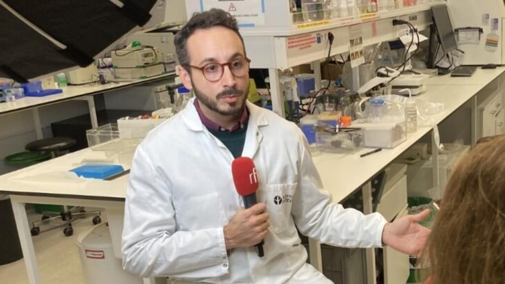 Bastidores da entrevista do cientista brasileiro Guilherme Dias de Melo à RFI no Instituto Pasteur, em Paris.